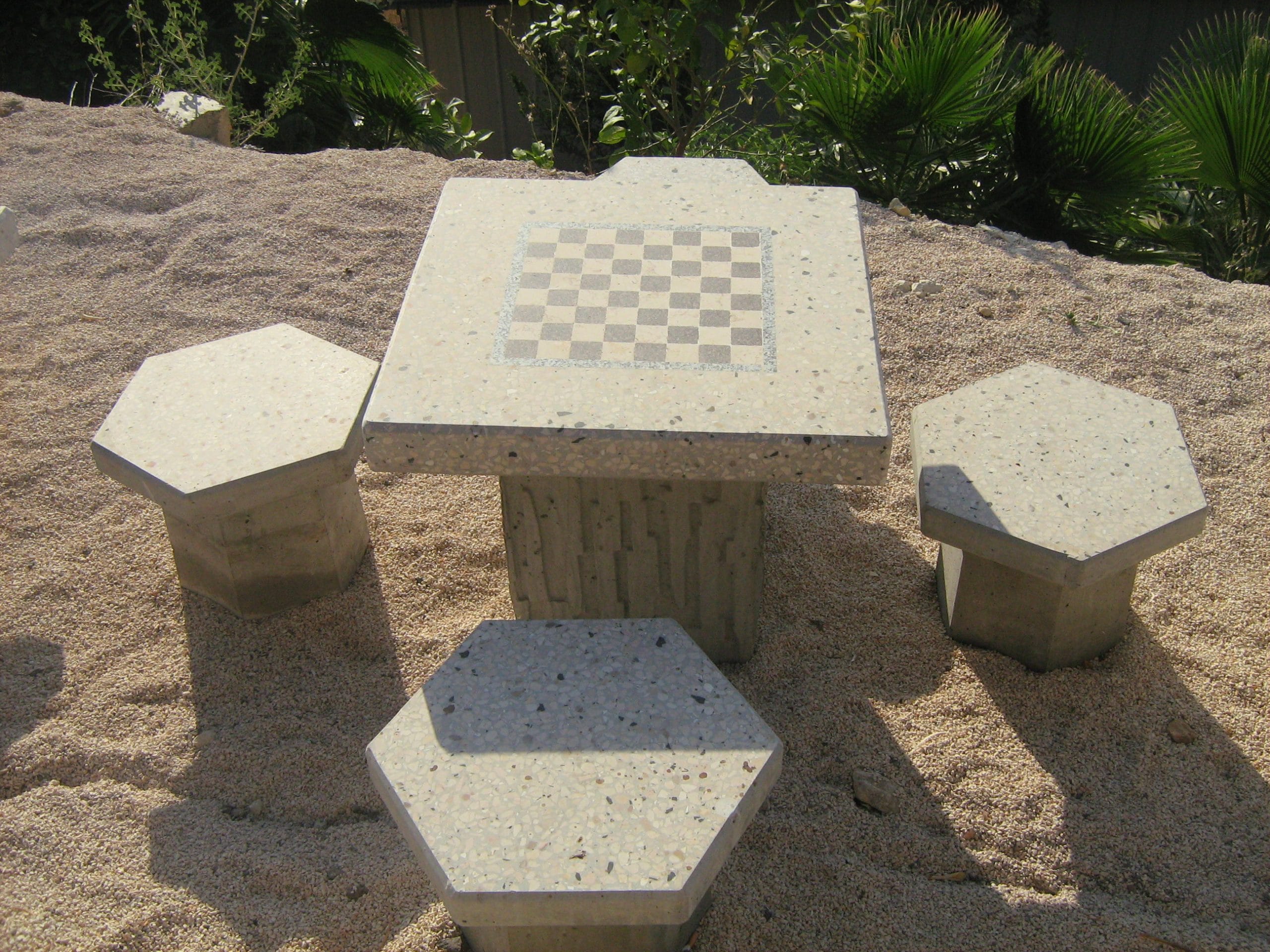 שולחן בטון דגם שחמט + כיסאות